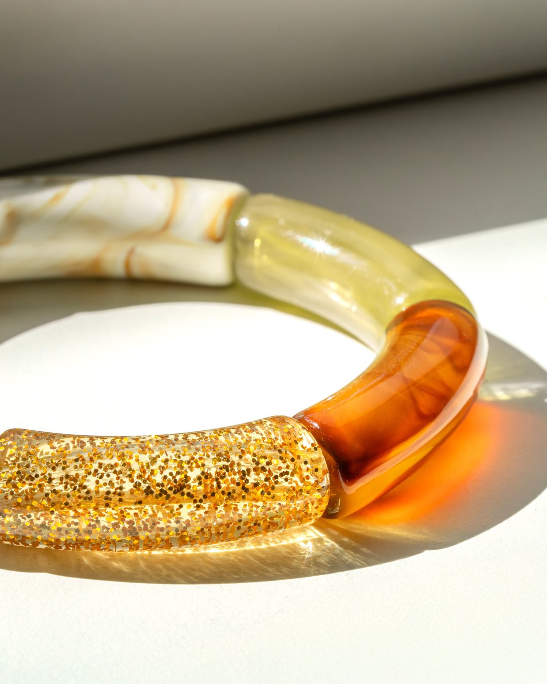 Packshot Bracelet Lueurs d'automne Ambre, paillettes, vert olive, blanc et beige marbré Aliano